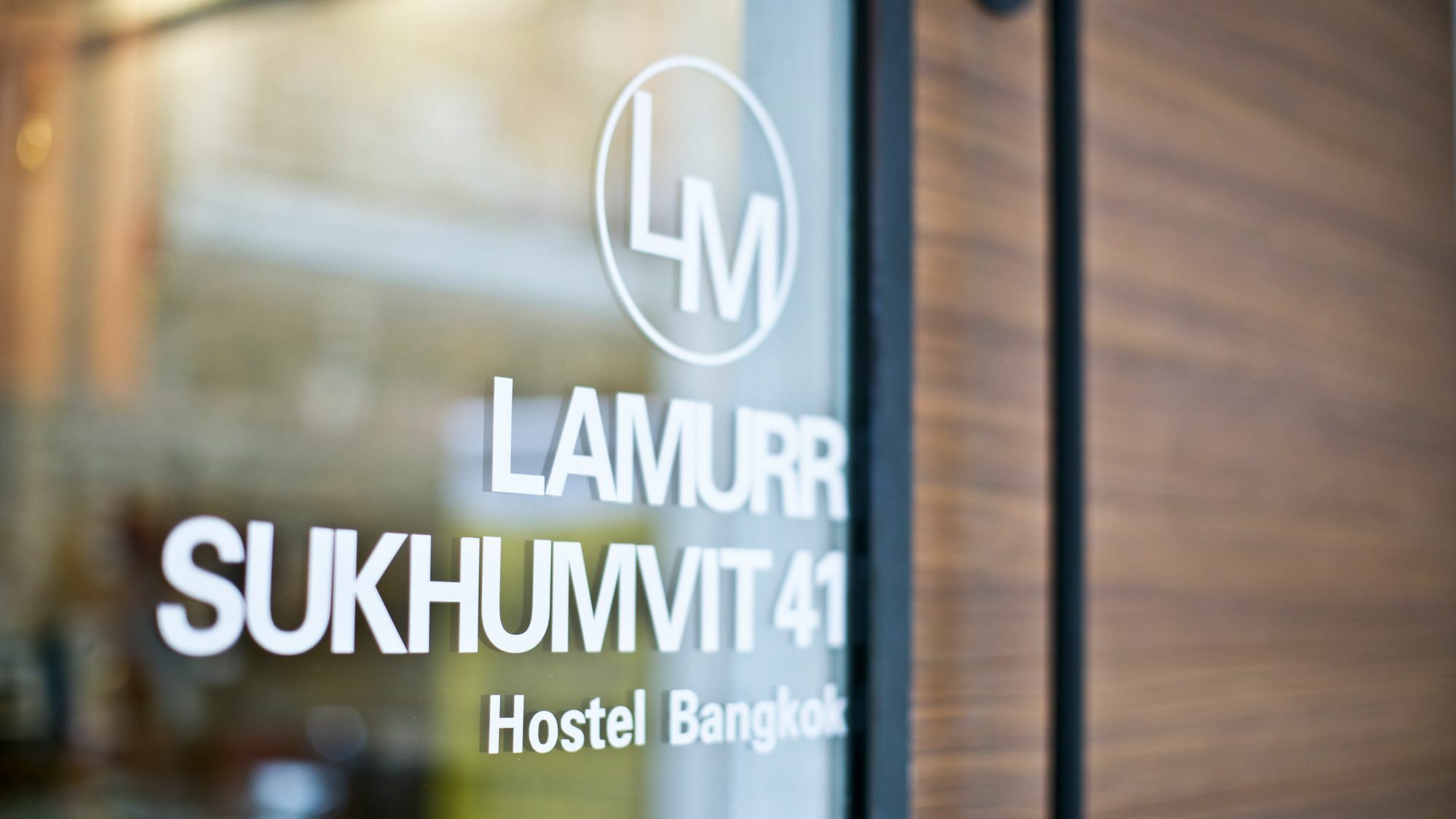 Lamurr Sukhumvit 41 Vandrarhem Bangkok Exteriör bild